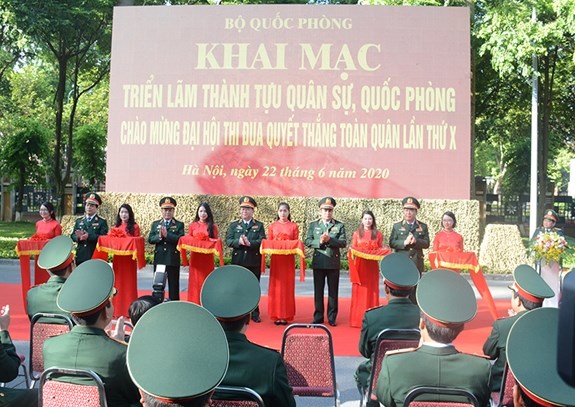Efectuan en Hanoi exposicion de logros militares y de defensa hinh anh 1