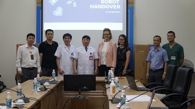 Obsequia PNUD robots a personal medico en primera fila de lucha antiepidemica hinh anh 1