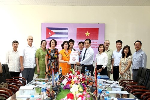 Realiza Vietnam entrega solidaria de arroz a Cuba hinh anh 1