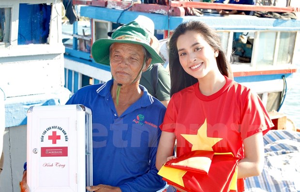 Entregan mas de mil banderas nacionales a pescadores en la isla de Phu Quoc hinh anh 1