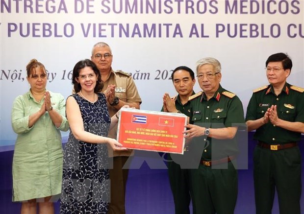 Ministerio de Defensa de Vietnam dona materiales medicos a Cuba hinh anh 1