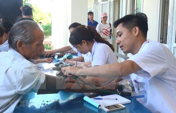 Asistencia medica a familias con politicas sociales en ciudad centrovietnamita hinh anh 1