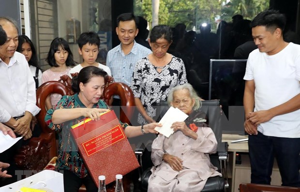 Visita maxima legisladora de Vietnam familias beneficiadas de politicas sociales hinh anh 1