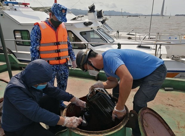 Vietnam: Detienen barco extranjero con actividades comerciales ilegales en aguas nacionales hinh anh 1