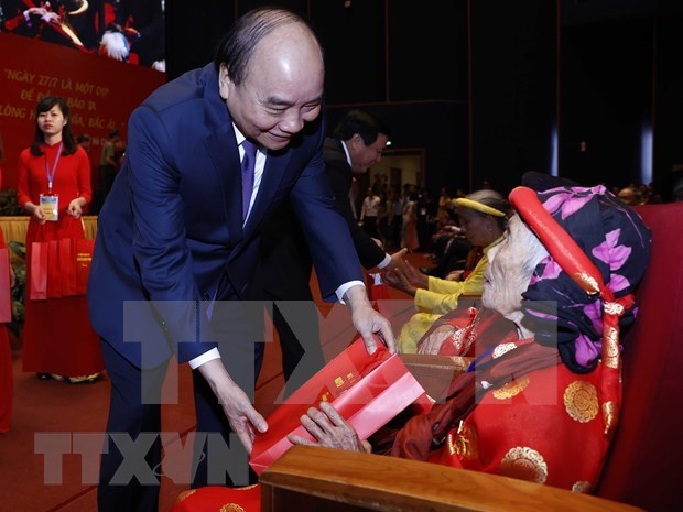 Premier de Vietnam honra a las madres heroicas nacionales hinh anh 1