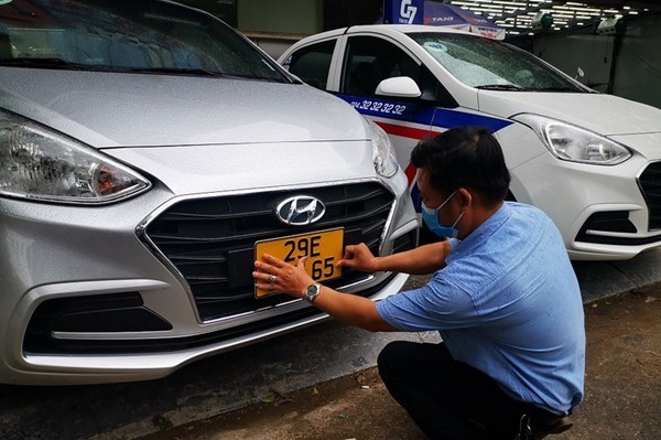 Casi 500 autos de servicio de transporte en Vietnam completan cambio de placa hinh anh 1