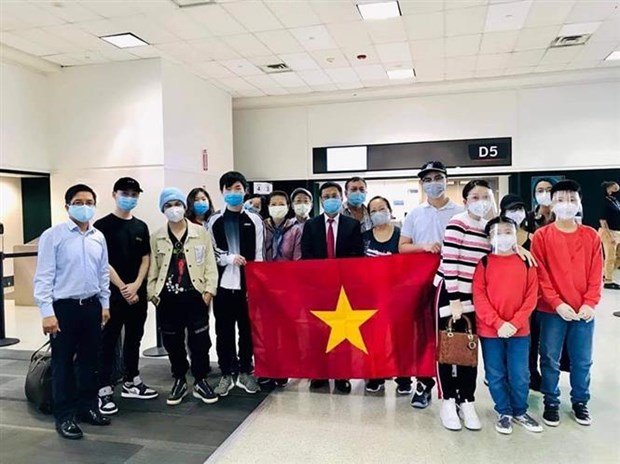 Retornan al pais casi 350 ciudadanos vietnamitas desde Estados Unidos hinh anh 1