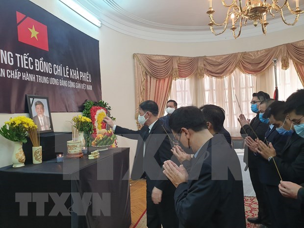 Embajadas de Vietnam en el extranjero rinden tributo postumo al exdirigente Le Kha Phieu hinh anh 1