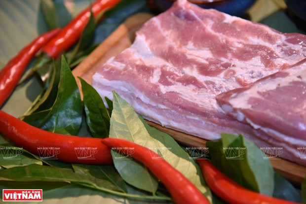 Carne de cerdo asada del antiguo pueblo de Duong Lam hinh anh 1