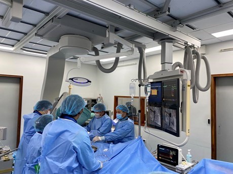 Realizan primera cirugia hibrida en paciente con cardiopatias congenitas en Vietnam hinh anh 1