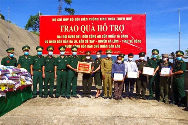 Provincia vietnamita entrega obsequios a soldados y pobladores laosianos hinh anh 1