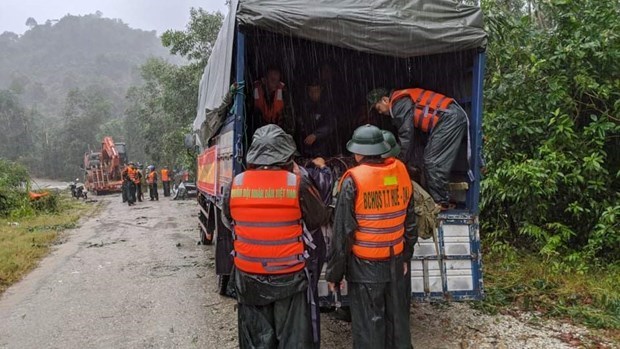 Aceleran rescate de victimas por deslizamiento de tierra en provincia vietnamita hinh anh 1