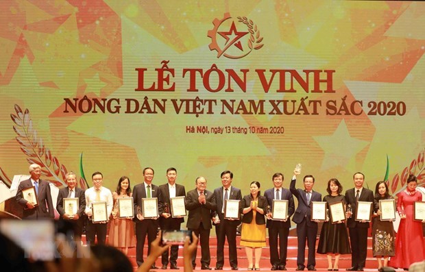 Honran a granjeros destacados en Vietnam por sus contribuciones al crecimiento agricola hinh anh 1