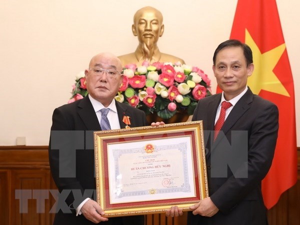 Vietnam otorga Orden de Amistad al asesor especial del primer ministro japones hinh anh 1