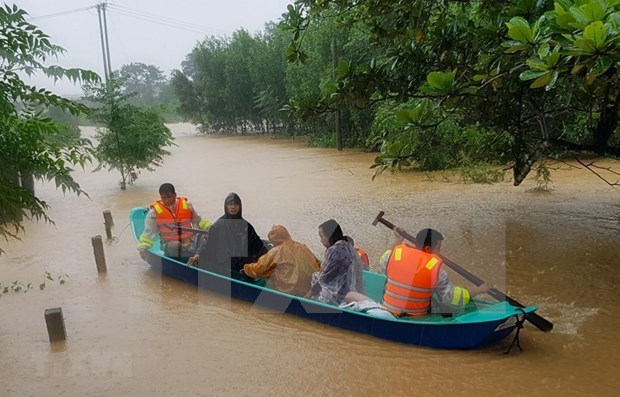 Unen esfuerzos para respaldar a zonas centrales afectadas por inundaciones hinh anh 1