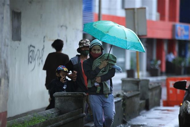 Evacuan a casi nueve mil personas en Filipinas por tifon Molave hinh anh 1