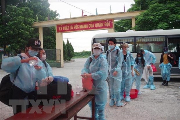 Vietnam reporta tres casos importados de COVID-19 hinh anh 1