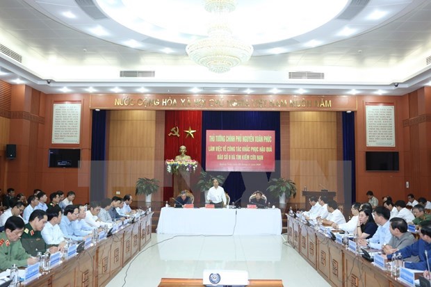 Premier vietnamita se reune con autoridades de provincias afectadas por tormenta Molave hinh anh 1