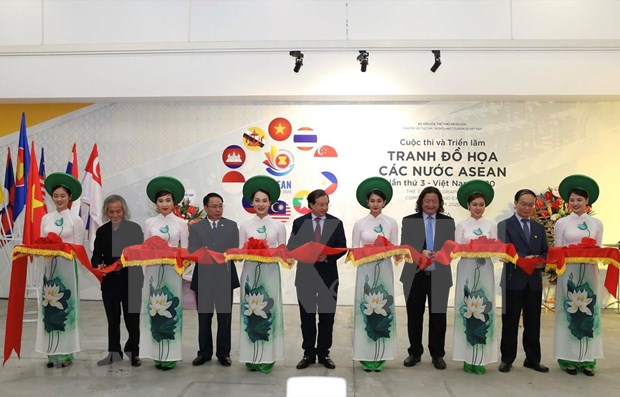 Deleita al publico exposicion de pinturas “ASEAN y el otono en Hanoi” hinh anh 1