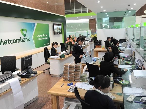 Vietcombank reduce tasa de interes de prestamo a clientes afectadas por inundaciones hinh anh 1