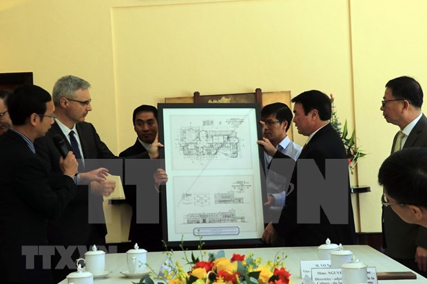 Embajador frances en Vietnam entrega copia del diseno del Palacio del Rey Bao Dai hinh anh 1