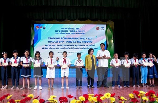 Entregan becas a alumnos de minorias etnicas y en situacion dificil en provincia vietnamita de Kien Giang hinh anh 1