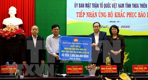 Entregan paquetes de ayuda a vietnamitas afectados por inundaciones hinh anh 1