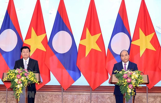 Primer ministro laosiano concluye visita a Vietnam hinh anh 1