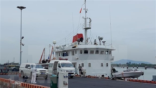 Trasladan a parte continental a marineros accidentados en aguas vietnamitas hinh anh 1