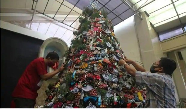 Iglesia en Indonesia decora arbol de Navidad con mascarillas y botellas de geles desinfectantes hinh anh 1