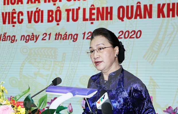Presidenta del Parlamento de Vietnam visita Comando de quinta zona militar hinh anh 1