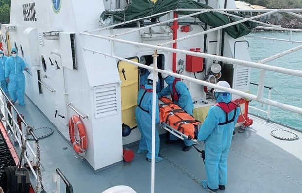 Rescata Vietnam a cuatro marineros extranjeros accidentados en alta mar hinh anh 1