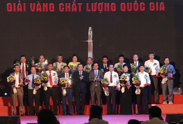 Entregan Premio Nacional de Calidad a 61 empresas en Vietnam hinh anh 1