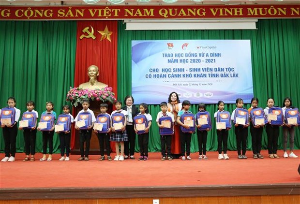 Otorgan becas a alumnos con dificultades economicas en provincia vietnamita hinh anh 1