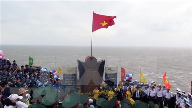 Saludo a la bandera nacional y recepcion a los primeros turistas de 2021 en extremo oriental de Vietnam hinh anh 1