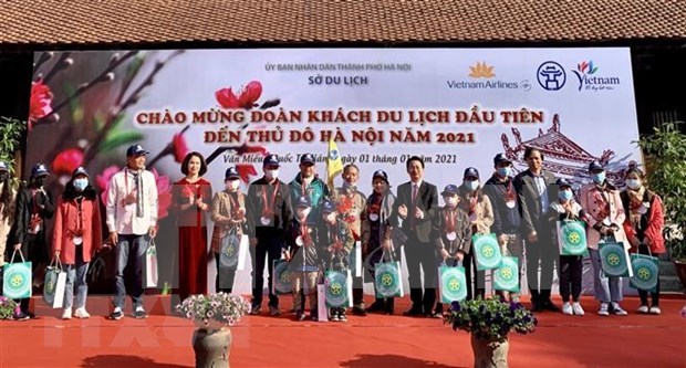 Saludo a la bandera nacional y recepcion a los primeros turistas de 2021 en extremo oriental de Vietnam hinh anh 3