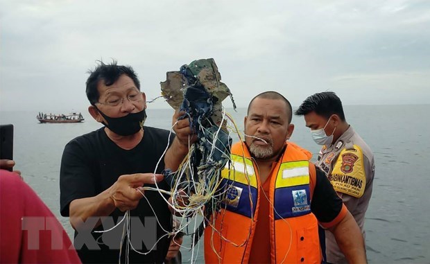 Indonesia: Detectan posibles senales de caja negra del avion estrellado hinh anh 1