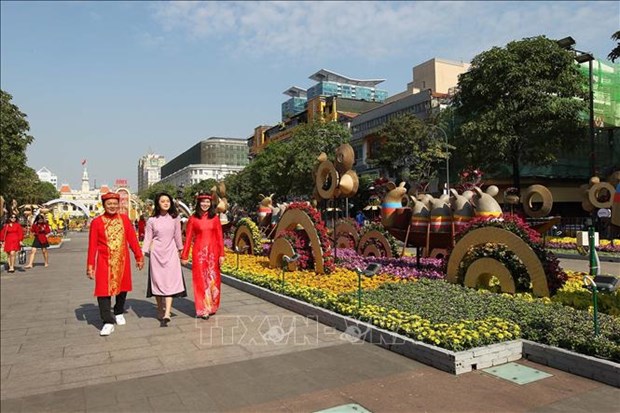 Calle de flores de Nguyen Hue da la bienvenida al Ano Nuevo Lunar 2021 hinh anh 1