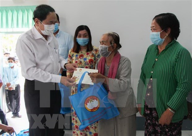 Entregan regalos del Tet a familias desfavorecidas en provincia surena de Hau Giang hinh anh 1