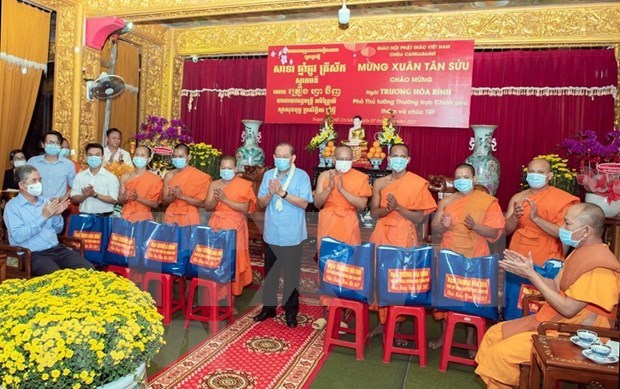 Entregan regalos del Tet a comunidad khmer en Ciudad Ho Chi Minh hinh anh 1
