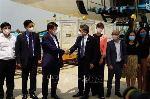 Llega a Vietnam primer lote de vacunas contra el COVID-19 hinh anh 2