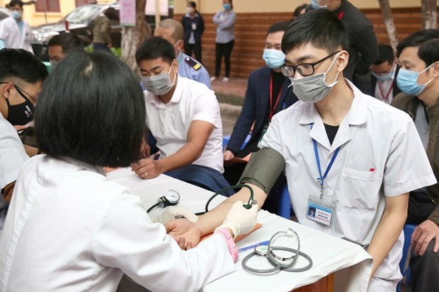 Casi 800 trabajadores de la salud en Vietnam participan en donacion voluntaria de sangre hinh anh 1