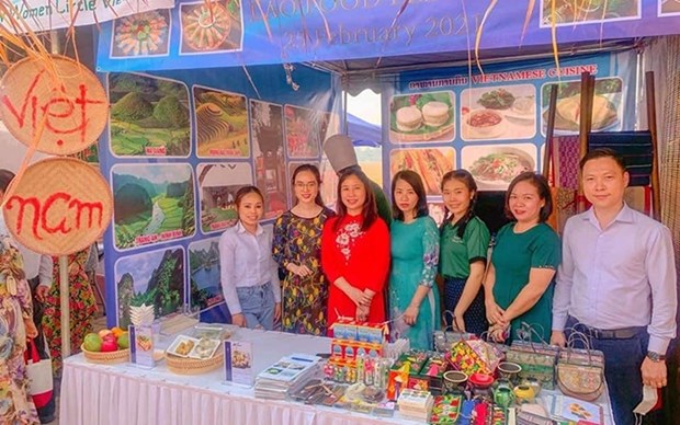 Promocionan en Laos gastronomia y souvenirs de Vietnam hinh anh 1
