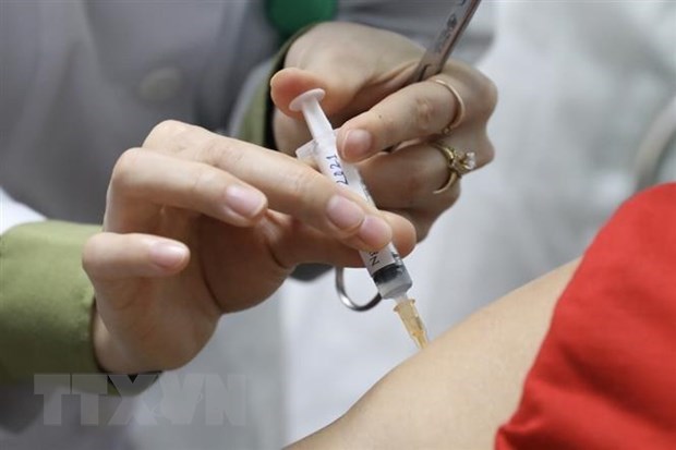 Medicos en Ciudad Ho Chi Minh, entre los primeros en vacunarse contra COVID-19 en Vietnam hinh anh 1