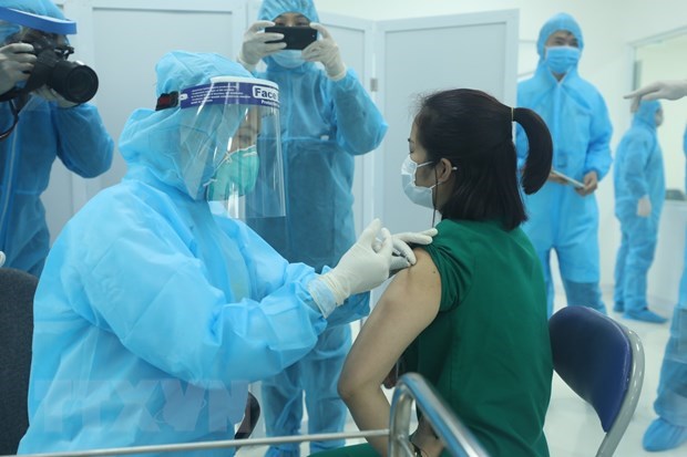 Aplican primeras inyecciones de vacunas contra el COVID-19 en Vietnam hinh anh 1
