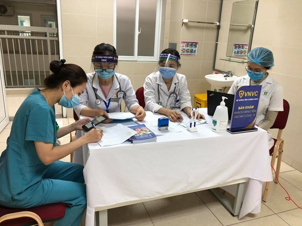 Hanoi preve vacunar contra el COVID-19 a mas de siete mil pobladores hinh anh 1