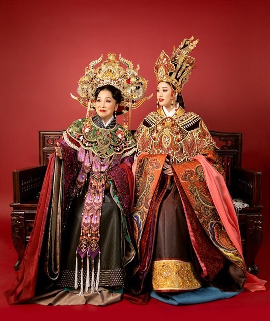 Jovenes crean trajes reales de dinastias feudales de Vietnam hinh anh 1