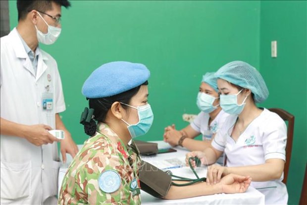 Vacunados contra COVID-19 oficiales vietnamitas antes de participar en misiones de paz hinh anh 1