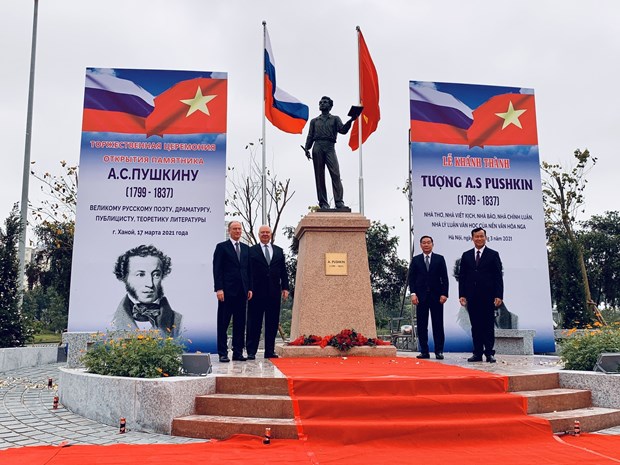 Inauguran en Hanoi estatua del gran poeta ruso Pushkin hinh anh 1