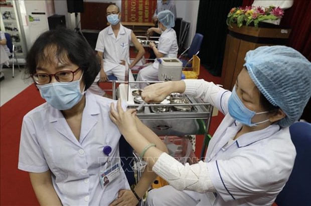 Piden agilizar vacunacion contra el COVID-19 en Vietnam hinh anh 1